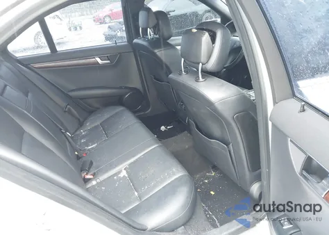 2010 Mercedes-Benz C 300 Luxury/Sport z USA, uszkodzony, nr VIN WDDGF5EB6AR101096